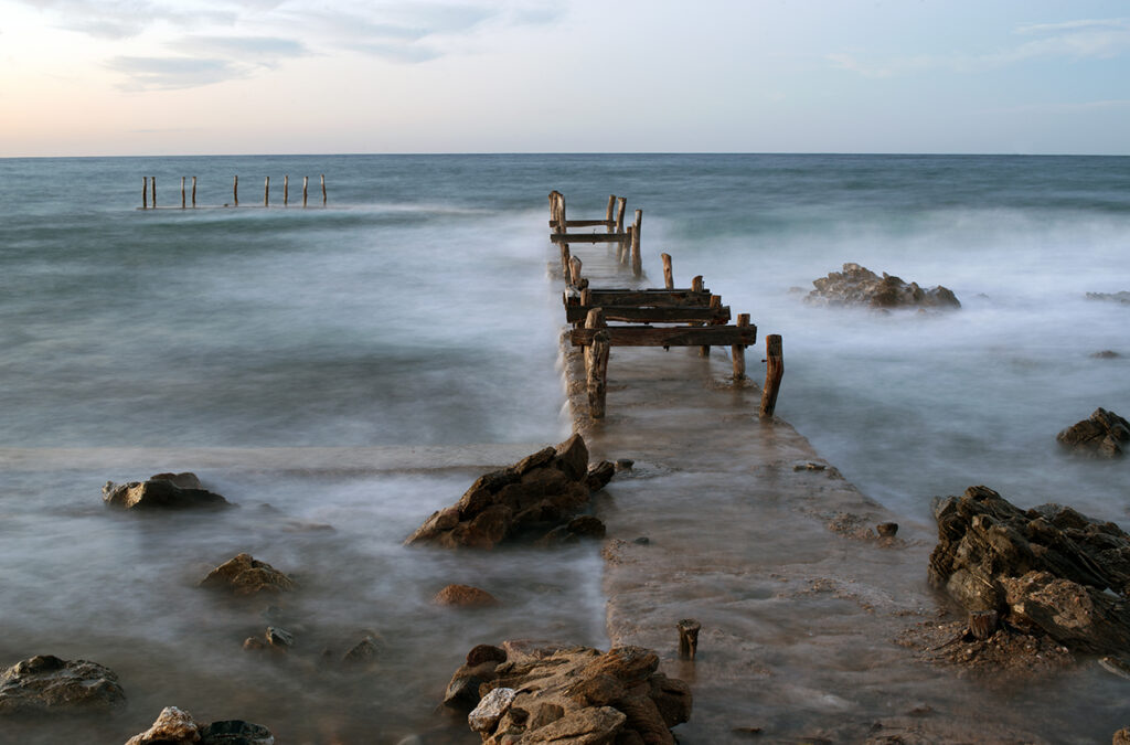 L' antico pontile a Tanaunella con vista di Tavolara.