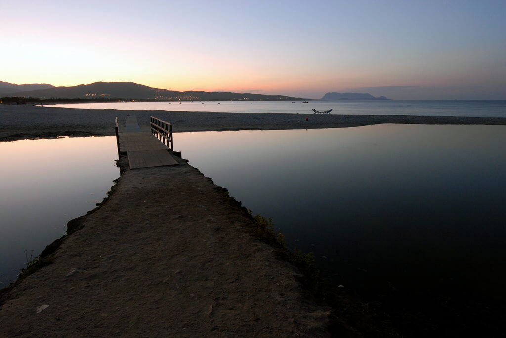 Veduta della spiaggia di Sant' Anna a Tanaunella, al tramonto.