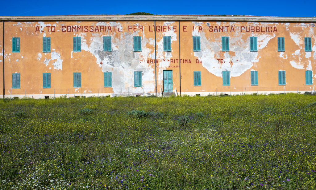 Ex struttura carceraria sull'isola dell'Asinara in Sardegna